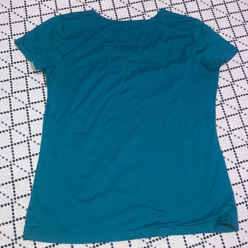 2 Reebok workout shirts - Picture 6 of 6